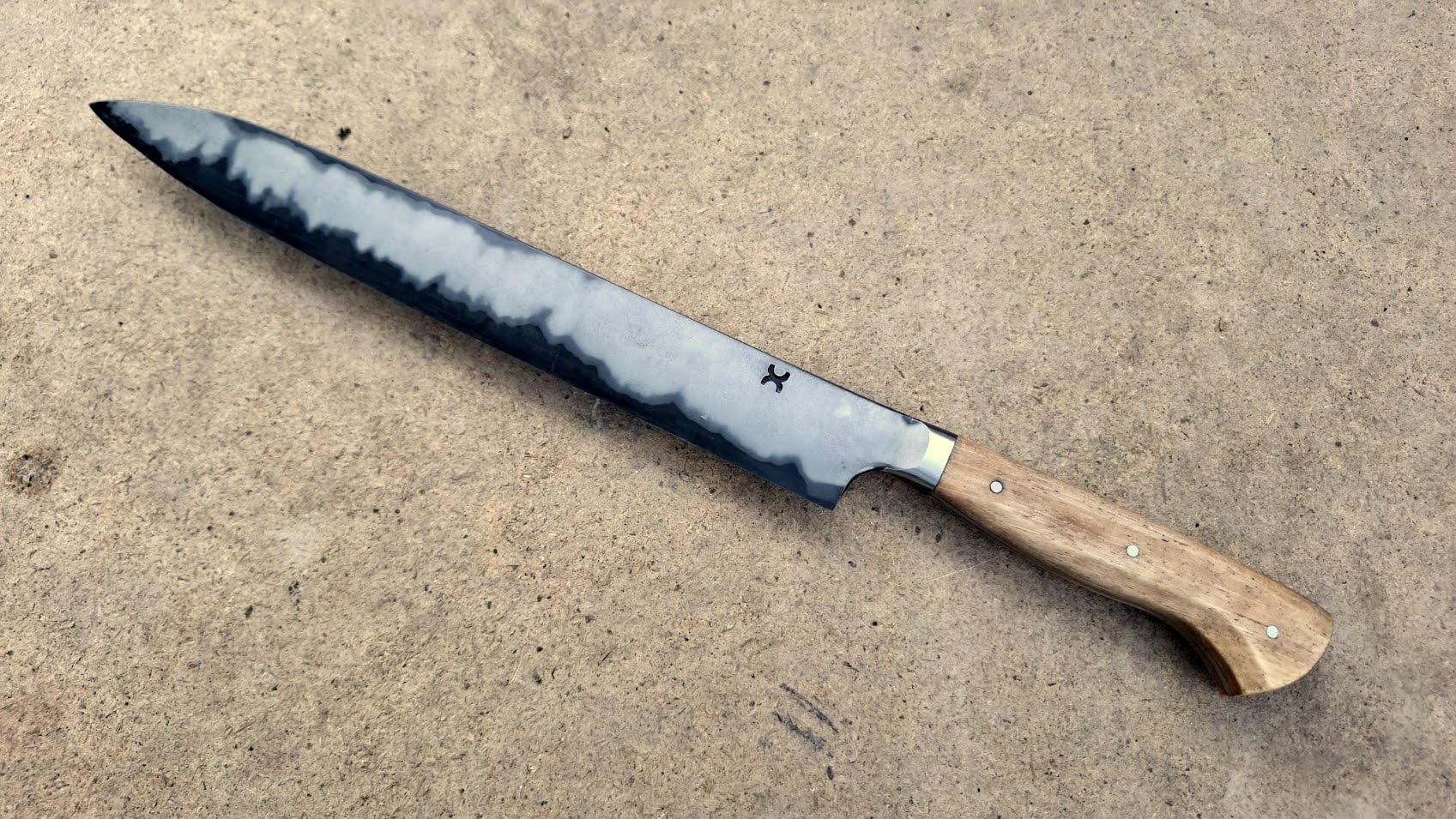 Integral bolster slicing knife.