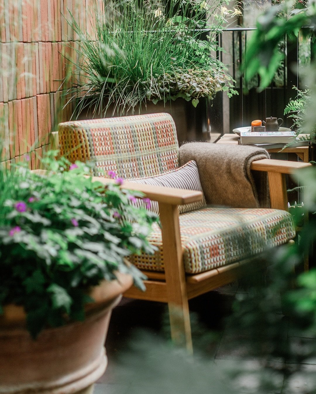 NEW BLOG POST | @the_rhs Flower Show 2025 | A Place to Read Balcony Garden, designed by Freddie from @freddiestricklandgardens and Ben Gifford, sponsored by @vikingcruises 

Swipe through the carousel for photos of the authors who Viking invited to P