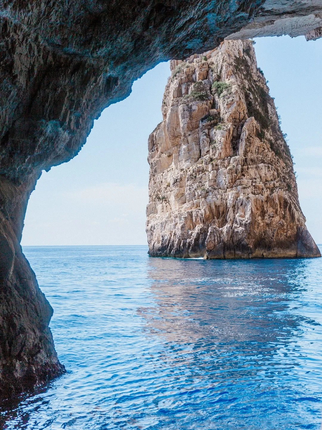 Catamaran Adventure - While staying at Nido (@marbellacollectiongreece) in Corfu, we made our way over to Paxos for a stroll through the picturesque streets of Gaios. (See earlier carousel.)

Next stop was Voutoumi Bay on nearby Antipaxos, where gues