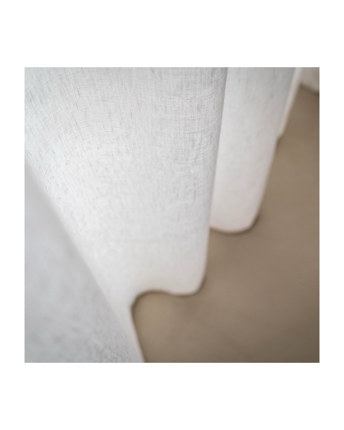 In deze landelijke nieuwbouw woning kozen we voor de stof Wink een prachtige semi transparant. Wink geeft cachet aan de bureauruimte. Het landelijke gebogen raam zorgt dan weer voor de cosy touch. 

Dankzij een advies aan huis kon de perfecte stof &e