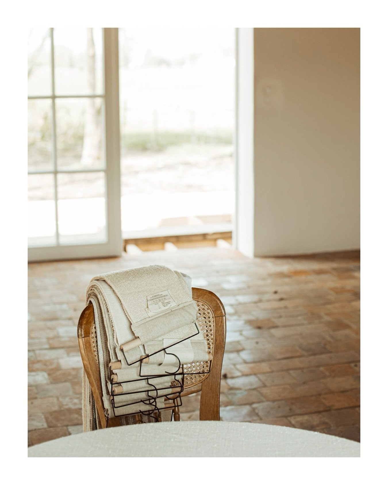 Een interieur is even uniek als je persoonlijkheid. Met de stoffen van @ode.interior cre&euml;ren we een thuis voor jou, waar gezelligheid centraal staat, een plek waar je jezelf goed kan voelen. 

Wil jij nog graag voor de zomer ook gordijnen, kusse
