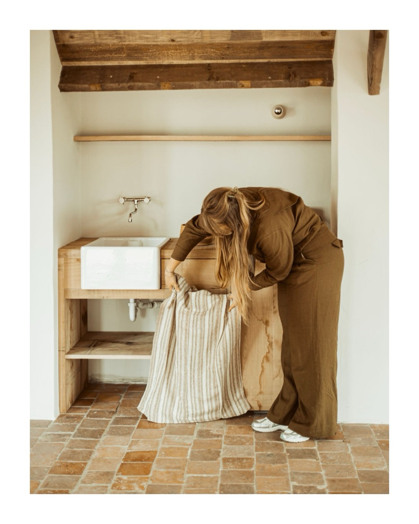 Bij een advies aan huis matchen we onze prachtige collectie stoffen tot we de perfecte combinatie gevonden hebben. 

Met deze Ode stof hebben we een match made in heaven. De kleur van het streepjespatroon sluit perfect aan op de kleur van de oude ter
