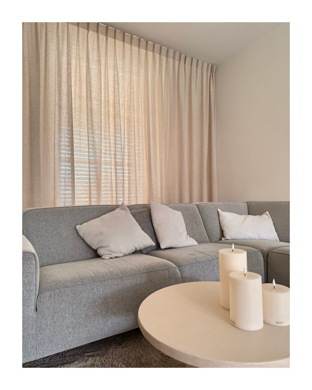 ✨ Subtiele luxe in elk detail ✨

Onze nieuwste realisatie ademt rust en verfijning. De zachte, luchtige stof Amos in de kleur Turtledove van BM fabrics zorgt voor een natuurlijke lichtfiltering die perfect in balans is met de warme uitstraling van de