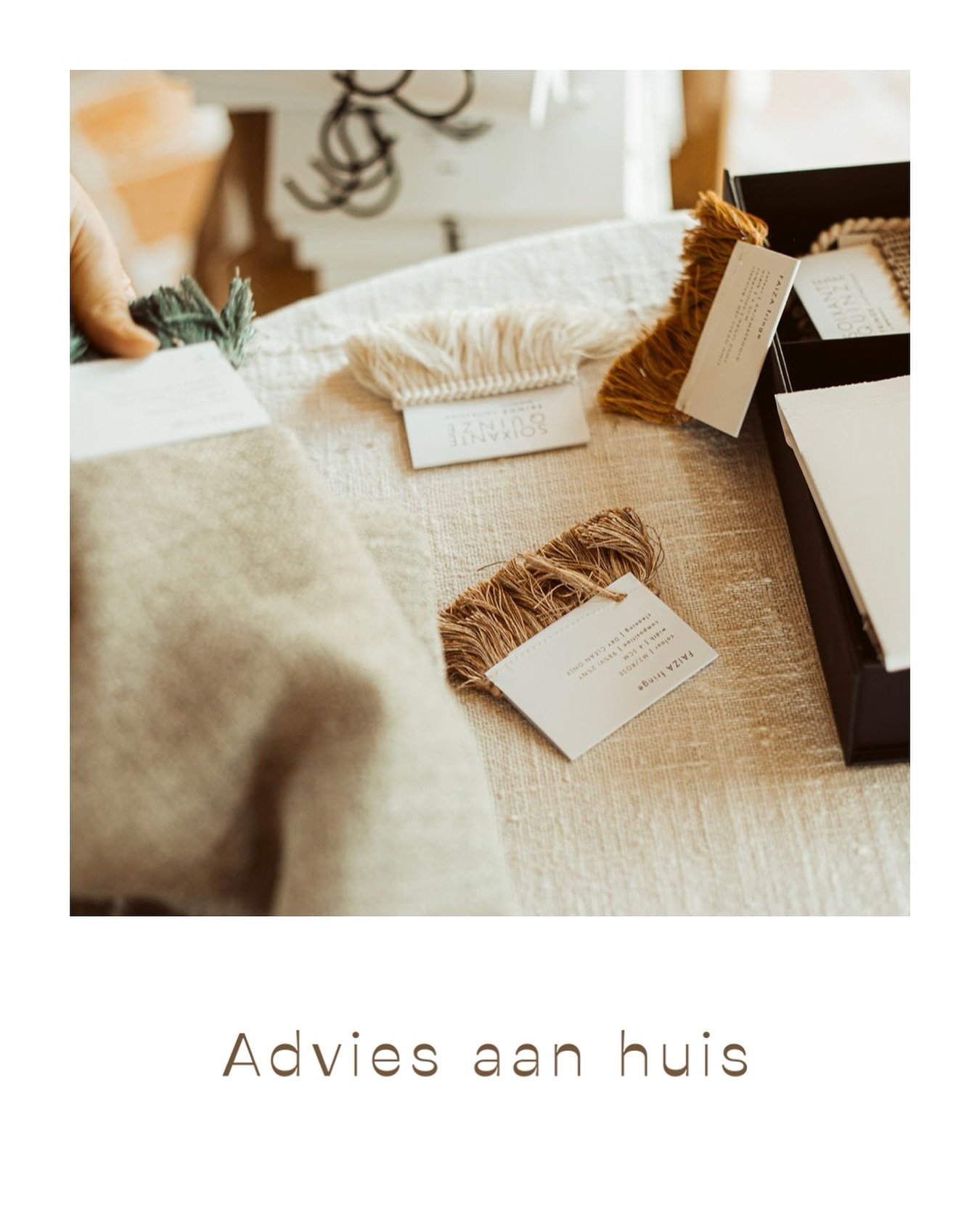 Waarom ik zo hou van een advies aan huis?

Er is iets magisch aan &eacute;cht menselijk contact. Aan de deur opendoen, samen aan tafel zitten, stoffen voelen, kleuren vergelijken in het juiste licht&hellip; 
Het is pas in huis dat je &eacute;cht de s