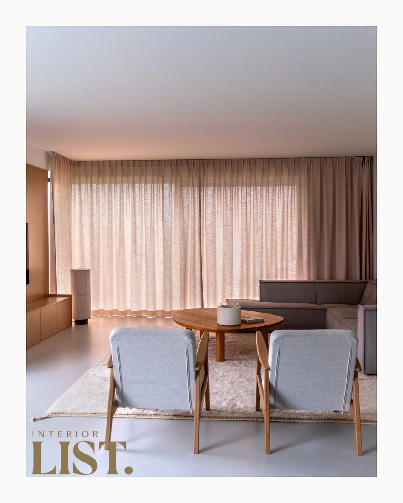 Zachtheid in licht en lijnen &mdash; waar minimalisme warmte ontmoet. Boek je advies aan huis: ik kom graag langs met zorgvuldig geselecteerde stalen en mijn expertise, voor een naadloze opmeting &eacute;n de perfecte match in jouw interieur.