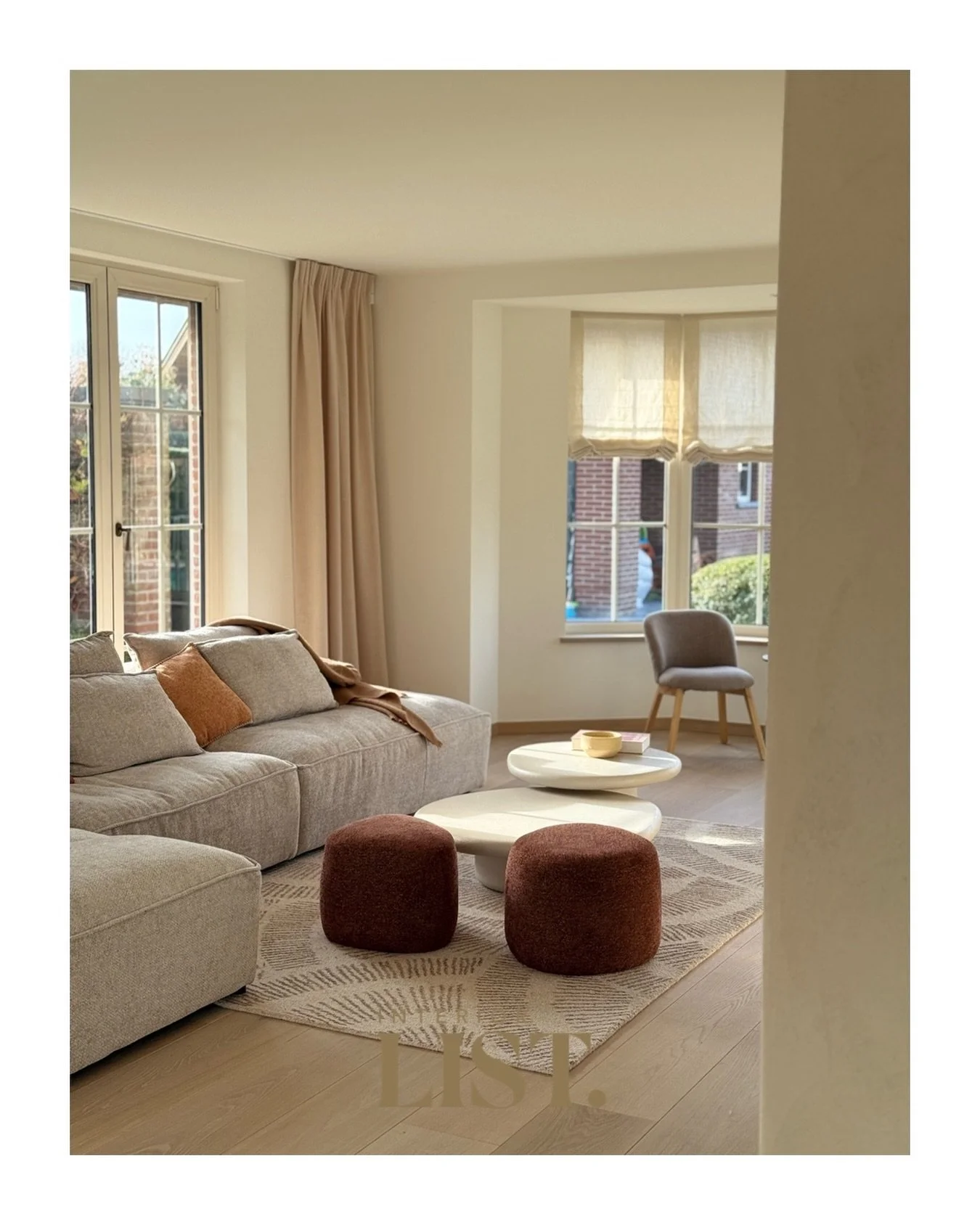 Zachte ochtendzon, warme tinten en rust die je meteen voelt. 

Bij LIST geloven we dat gordijnen meer doen dan je raam kleden &mdash; ze brengen sfeer, warmte en zachtheid in elke ruimte.

Onze op maat gemaakte stoffen vallen natuurlijk, filteren het