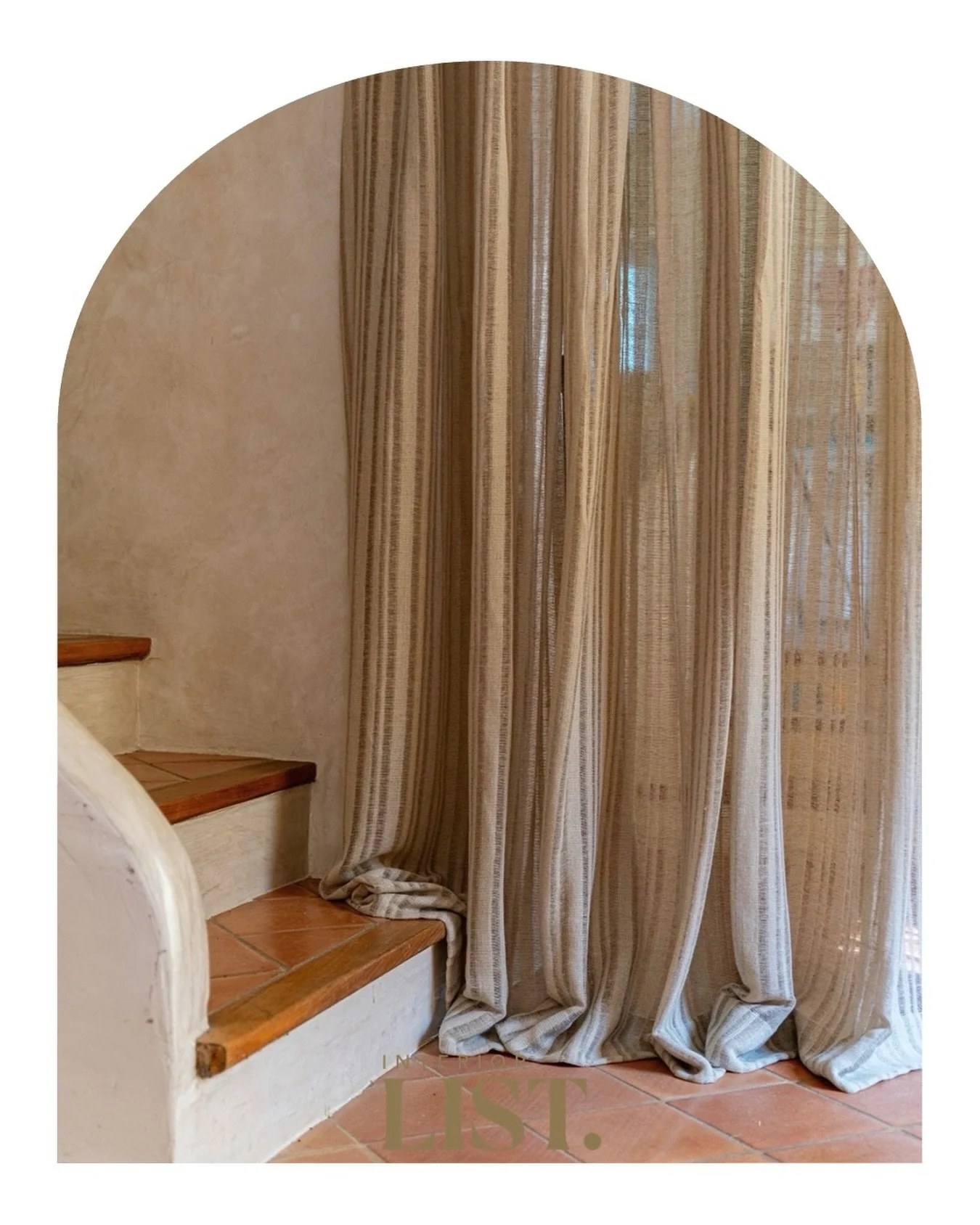 Subtiele texturen, natuurlijk licht en tijdloze materialen. 

Deze open geweven gordijnstof combineert de robuuste uitstraling van jute met de verfijnde zachtheid van linnen. Het licht wordt gefilterd op een zachte, natuurlijke manier &ndash; precies