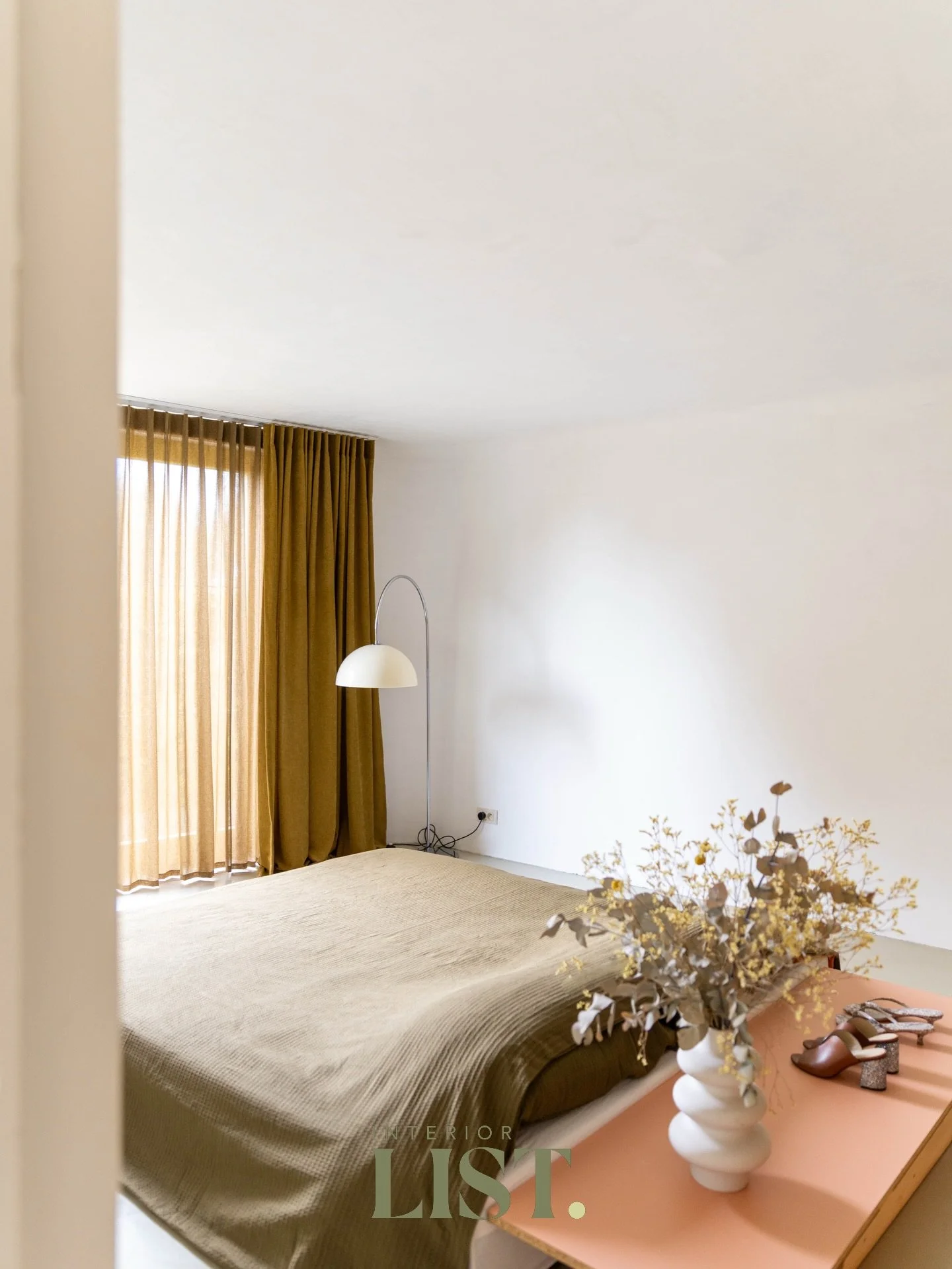 Wie zegt dat gordijnen geen kleur mogen hebben? 
Bij LIST kiezen we steeds voor warme materialen en kleuren die een extra dimensie toevoegen aan je ruimte. Zeg nu zelf - geslaagd toch! 

Ook nood aan zo&rsquo;n extra in in je interieur? 
📩lisa@listi