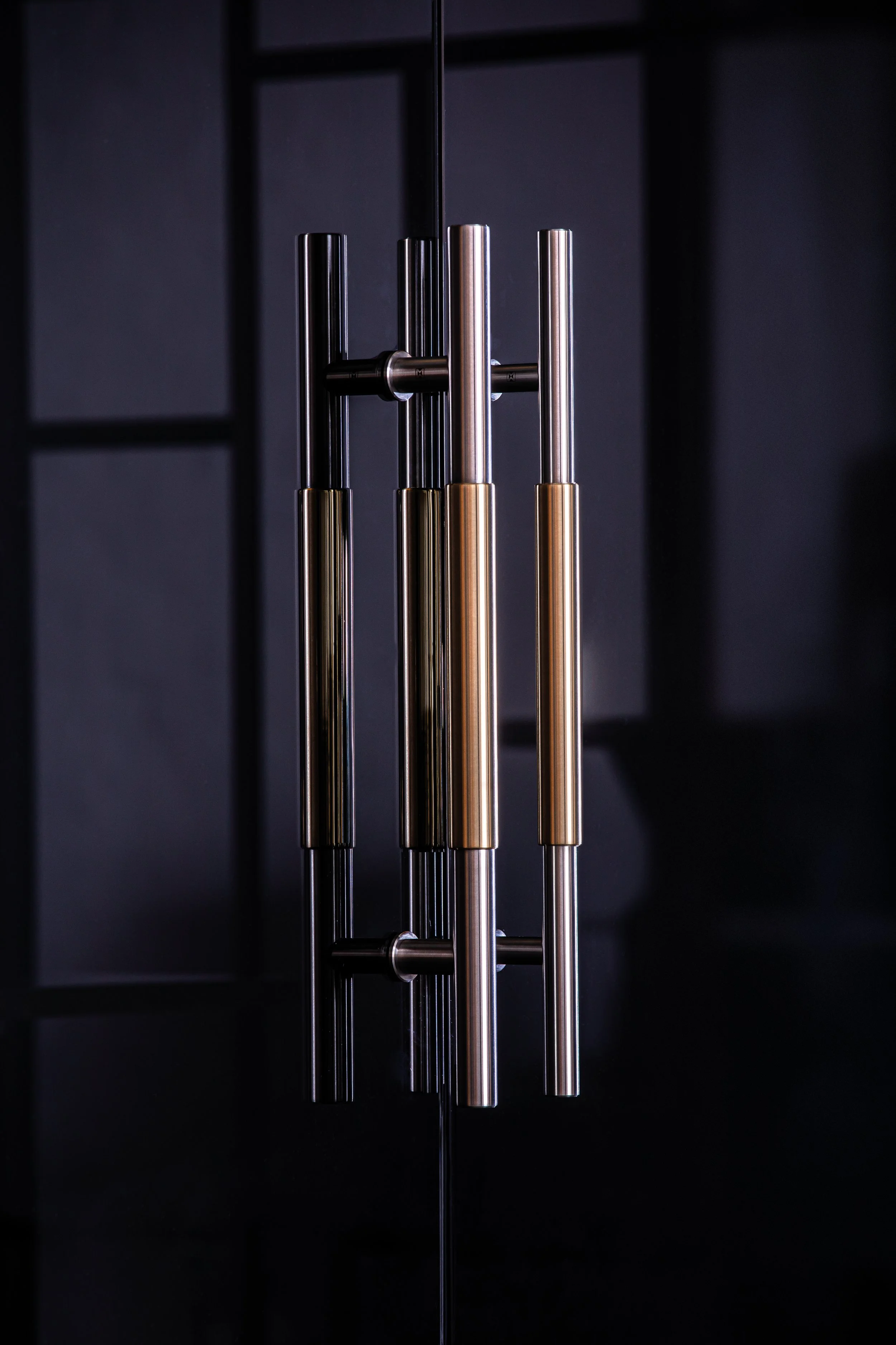 MWE door handle on glass