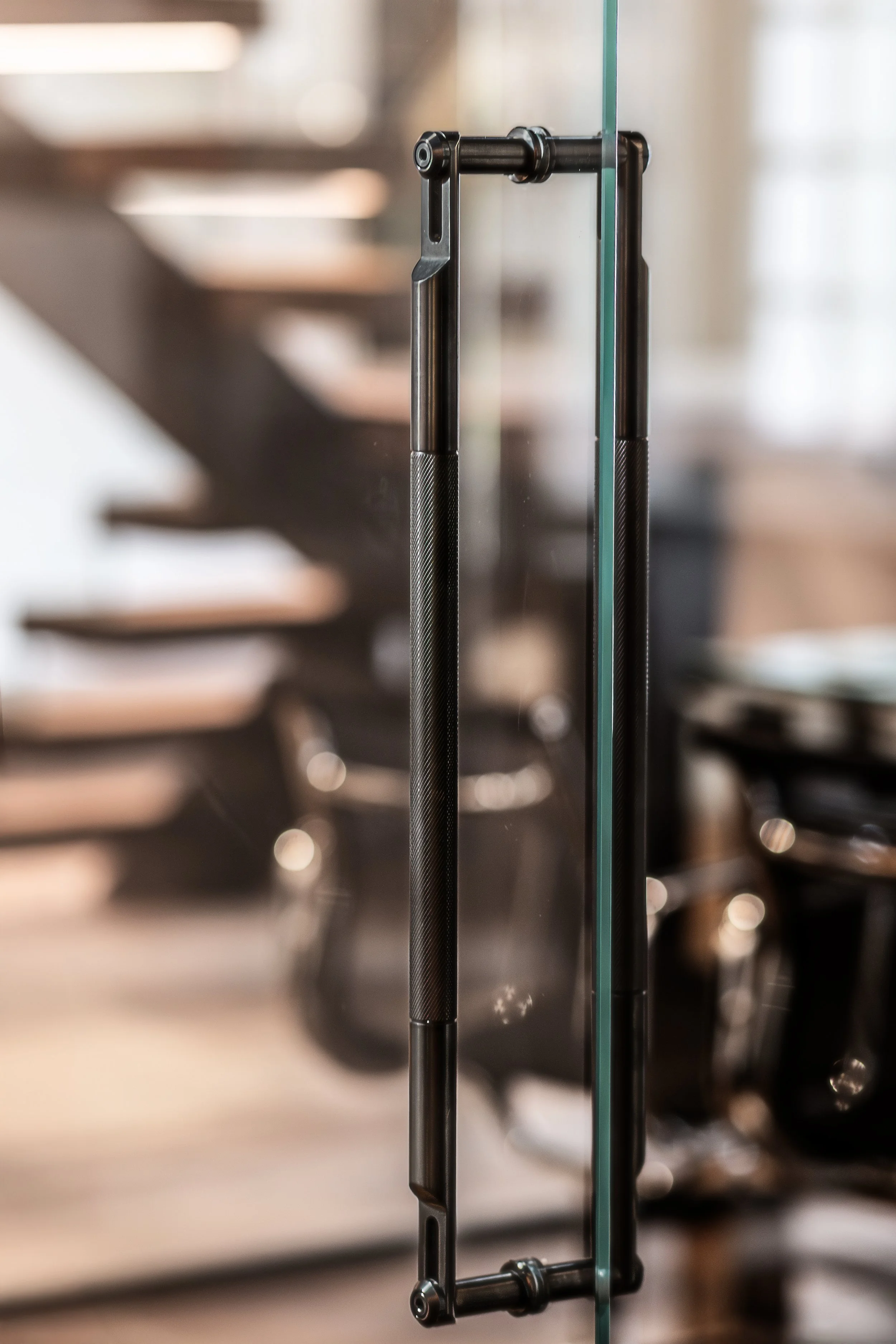 MWE door handle on glass