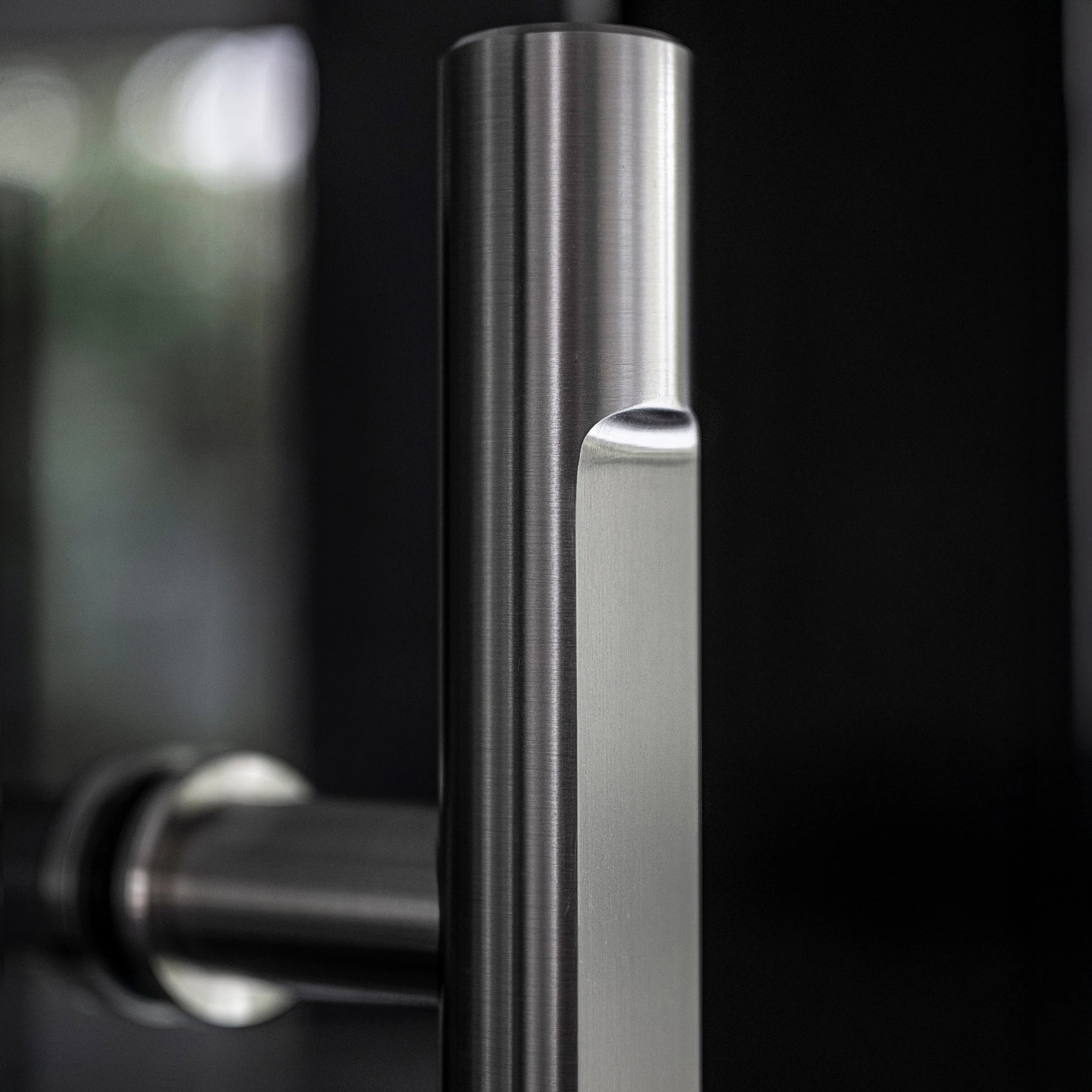 MWE door handle on glass