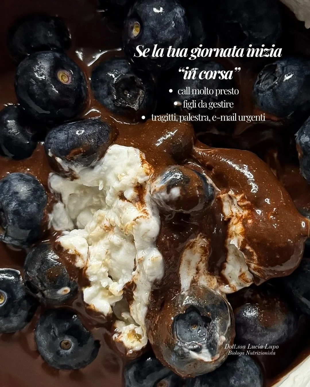🥛Base:
&bull; 150g di yogurt greco 0% 
&bull; ~30g di fiocchi d&rsquo;avena 
🤎Crema al cioccolato:
&bull; 10g di cacao amaro 
&bull; ~5g di miele
&bull; acqua fino a consistenza desiderata
🫐 ~30g di mirtilli 

Potete prepararlo la sera prima (in 5
