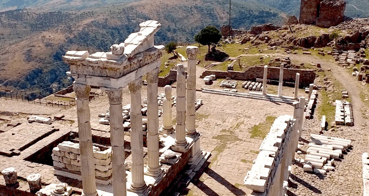 Pergamum: A Divided Loyalty
