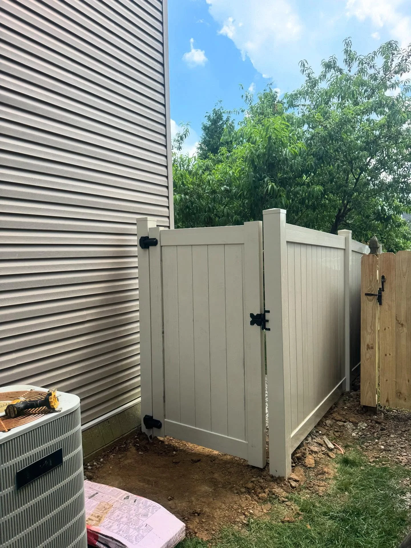 Vinyl finished in this heat ! Lovely tan vertical . #cjhfencing #fence #vinylfence #vinyl #barretteoutdoorliving