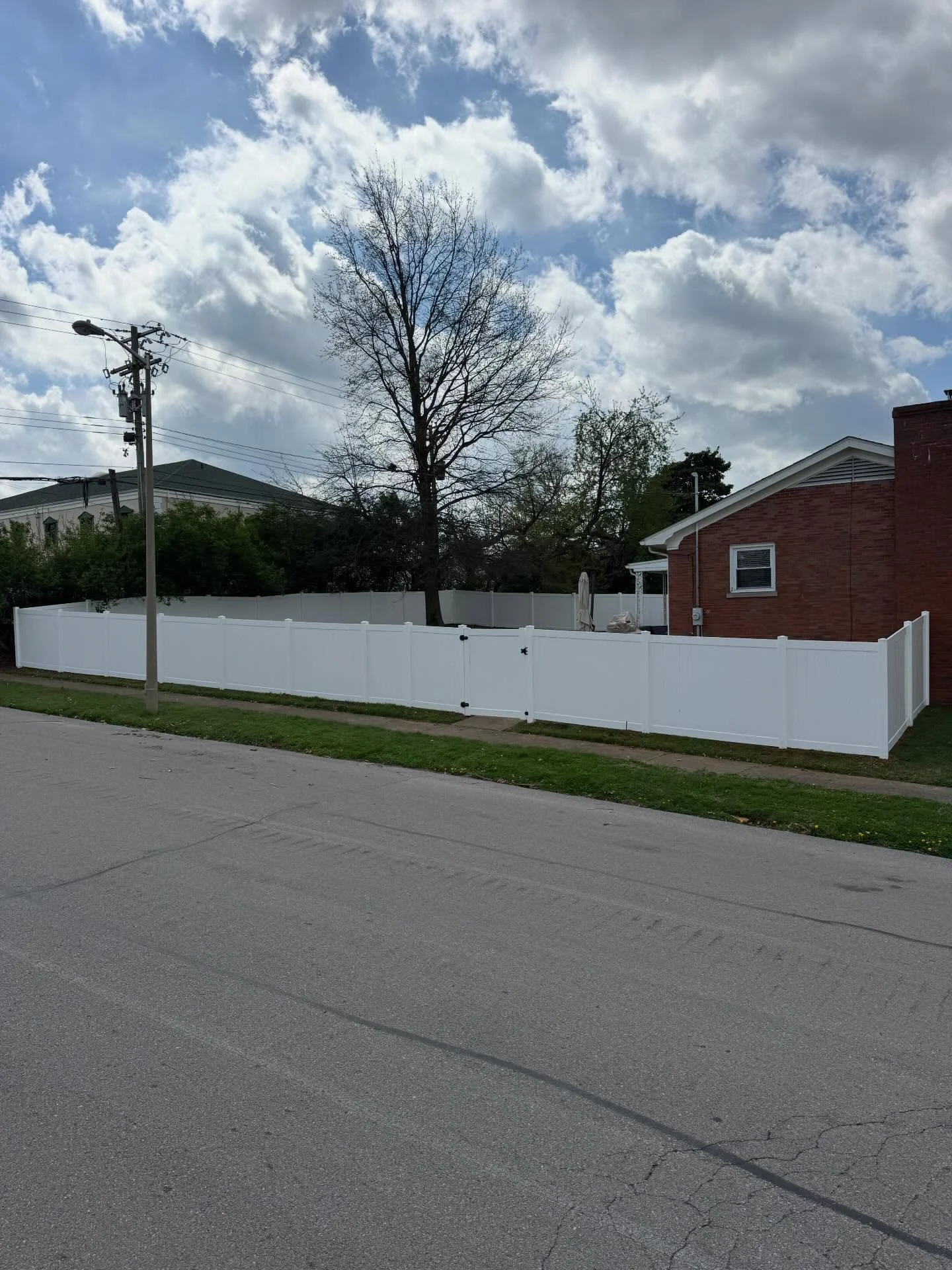 White vinyl done in 1.5 days ! Great work from the lads #vinyl #catalystfencing #cjhfencing