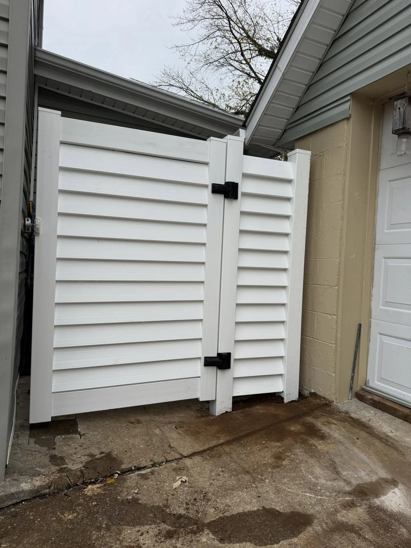 Vertical seaside vinyl that gives you a semi private look done for some repeat clients #seaside #vinyl #Barrett #cjhfencing #fencing #fence