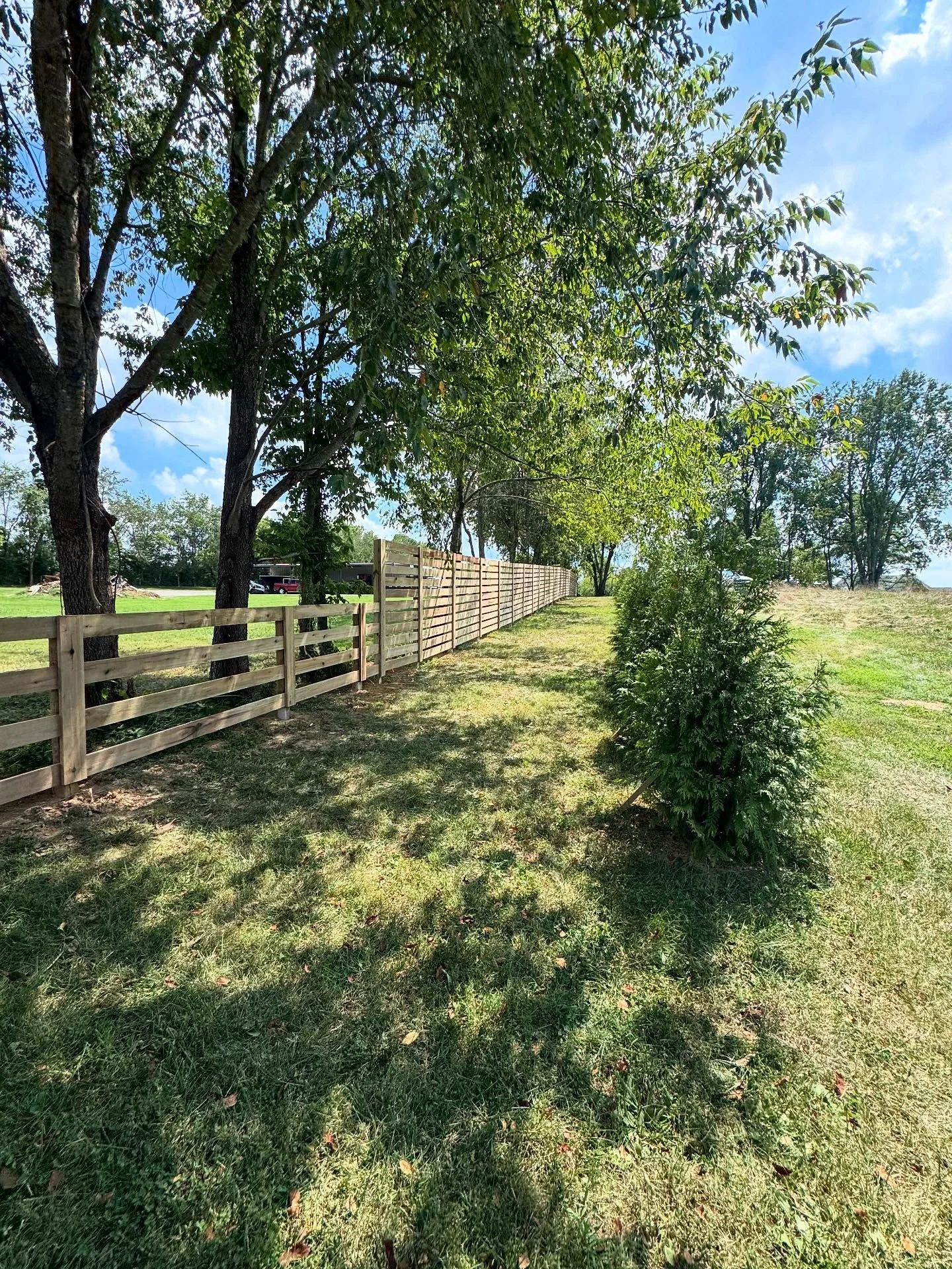4 board into 8&rsquo; semi privacy for our wonderful clients on Delaney ferry.
#cjhfencing #fence #woodwork #farm #4board