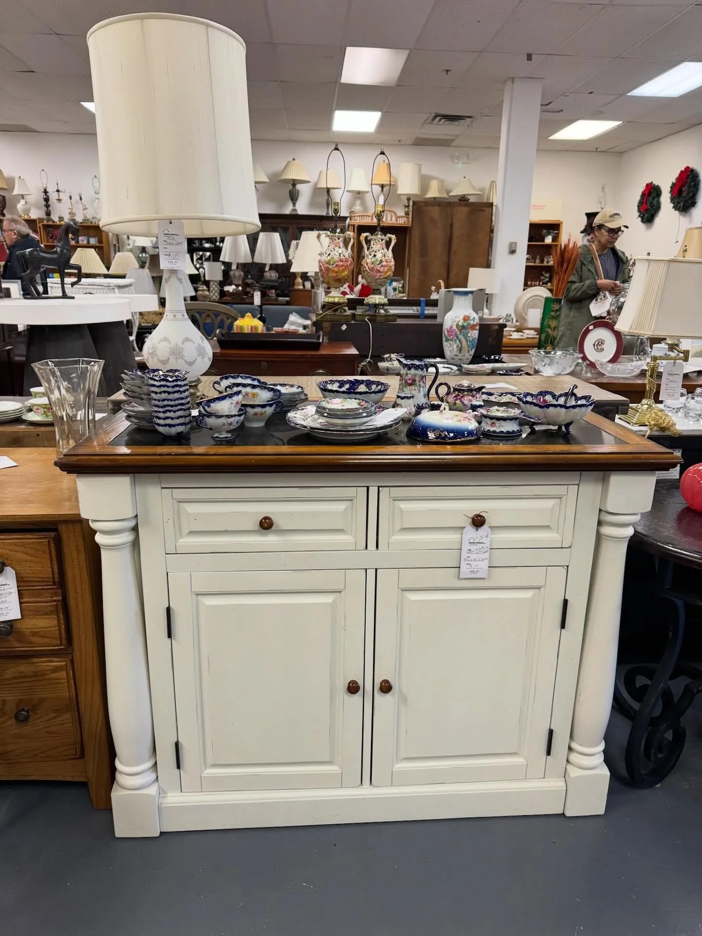 A peek into the warehouse on Small Business Saturday!😍

Make sure to stop in today, 11/29 until 4pm to grab these pieces at amazing deals!!

50% OFF EVERYTHING IN THE WAREHOUSE (20% off Berkshire items)