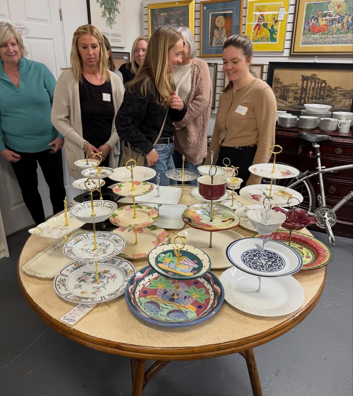 Some behind the scenes from our tiered plate workshop last night!🤩

Thank you so much again for everyone who came out to participate, we loves the results and the creativity through the night🍷🍽️🛋️🖼️🪞

Make sure to keep an eye out for a next eve
