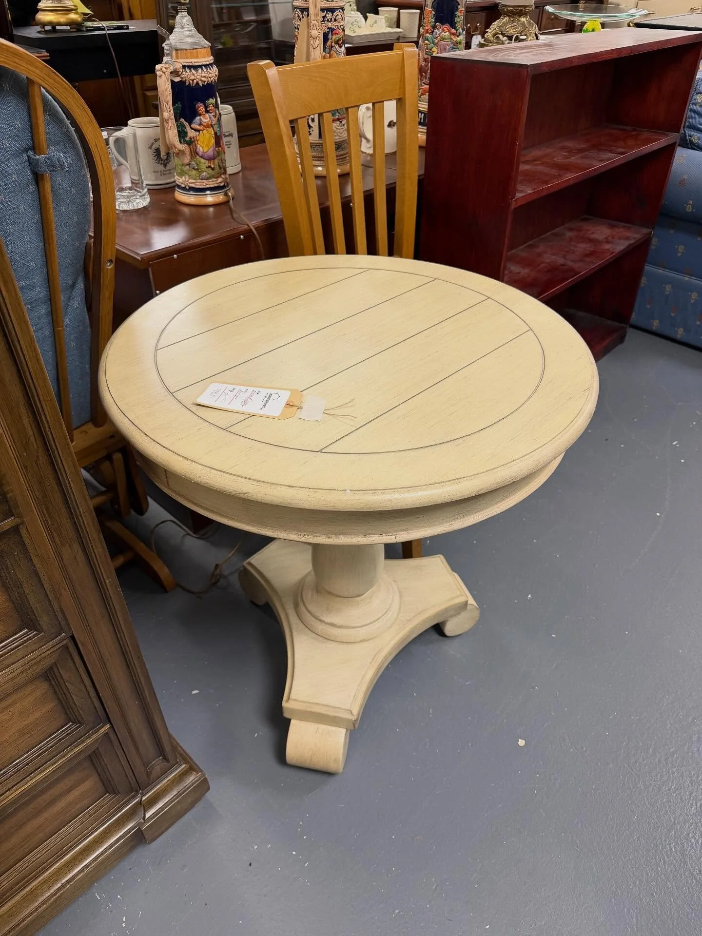 We have a big collection of items here at Moving Forward Warehouse, and there is something for everyone!!

Make sure to shop with us to find the dream vintage furniture and home goods you have been waiting for!🛍️

All for a great deal and a great ca