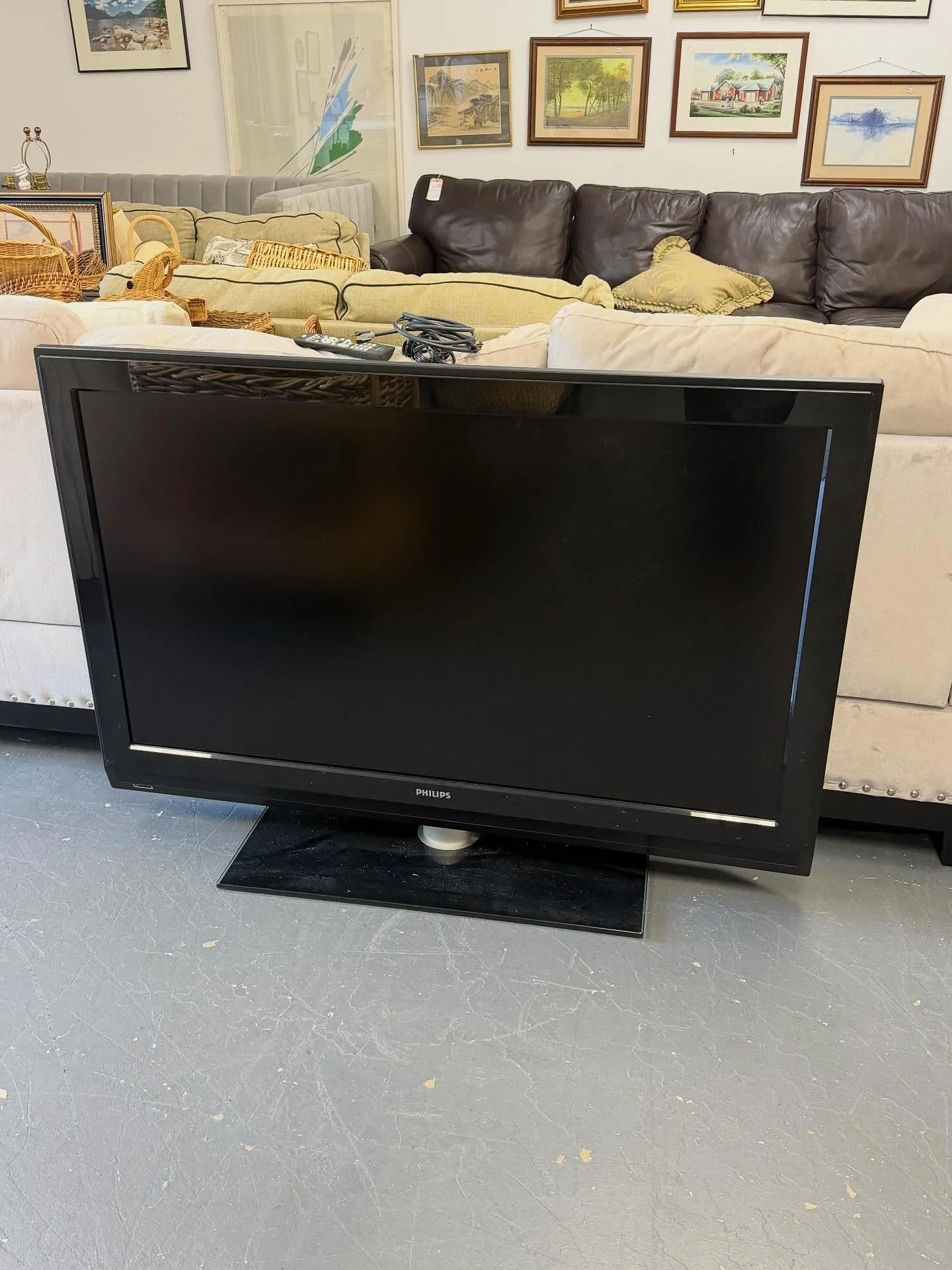 Always new items being brought here to the warehouse!🖼️🪑🛋️🪞

There&rsquo;s even more, so make sure to shop with us this week and discover more amazing treasures🛍️🤍

Which item is your favorite?! Comment below⬇️

Make sure to message us if you a