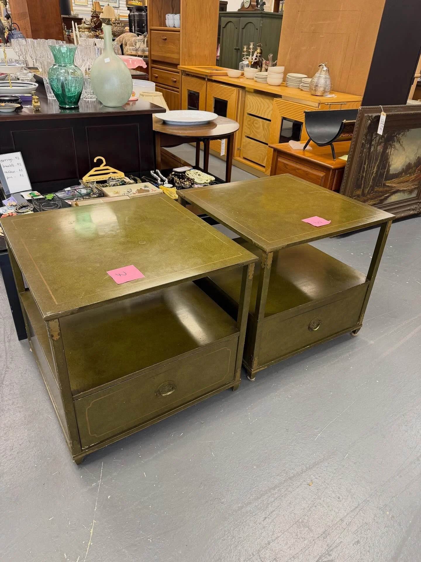 Some cool pieces into the warehouse this past week!🤩

Make sure to stop by today, May 19th from 10am-4pm to grab these amazing treasures before they are gone!🪑🛋️🖼️🪞

📍244 Sheffield Street, Mountainside, NJ 07092
🕕Tuesday 10a-4p|Thursday 12p-7p