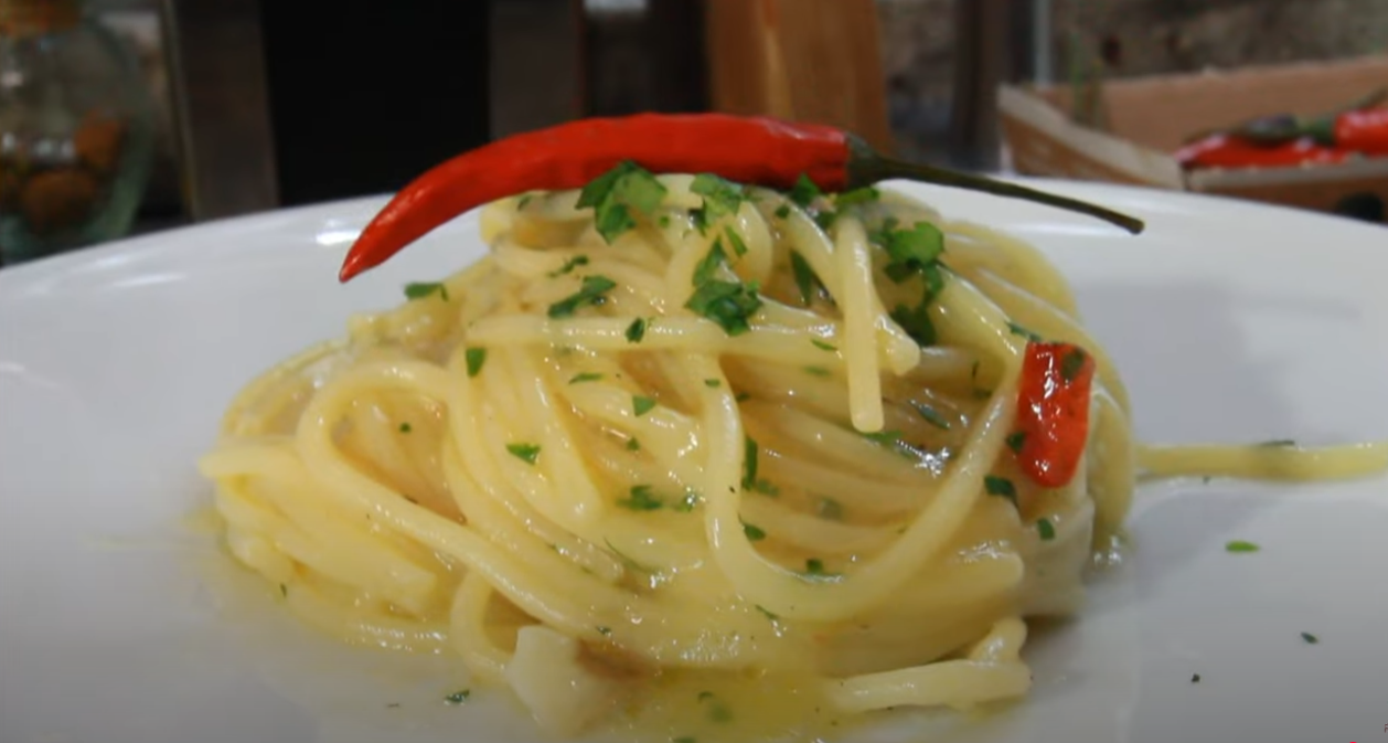SPAGHETTI AGLIO OLIO E PEPERONCINO