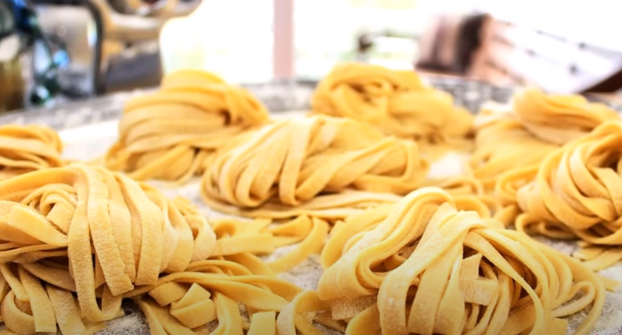 TAGLIATELLE FATTE IN CASA CON LA MACCHINETTA