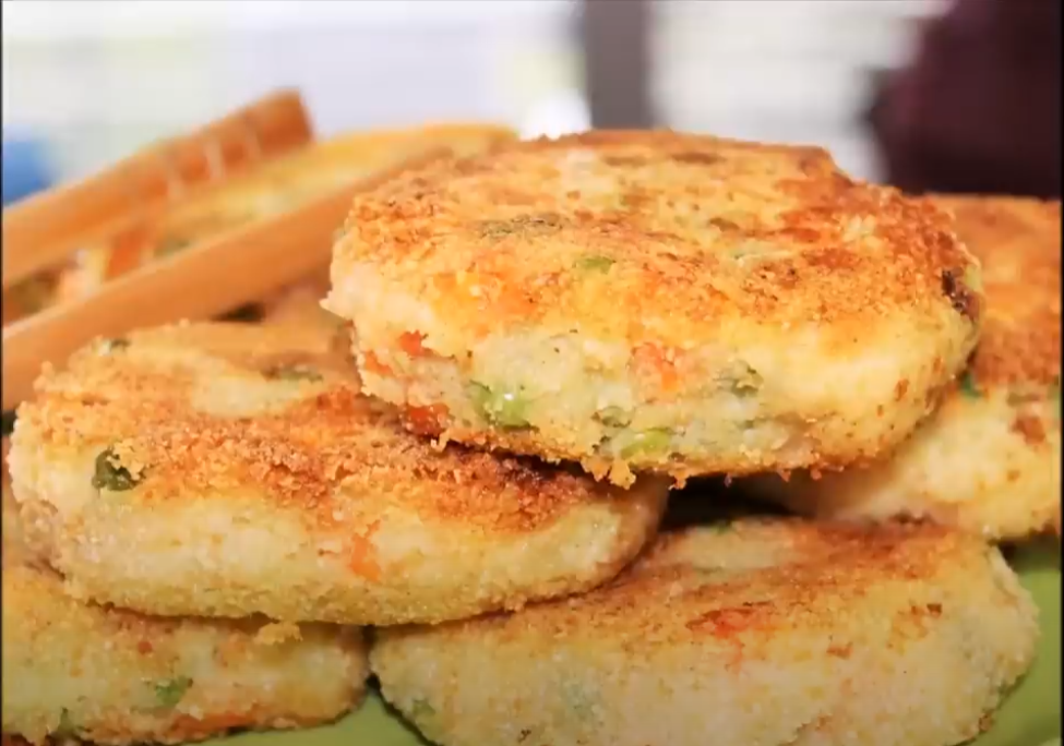 BURGER DI PATATE CON FORMAGGIO FILANTE E VERDURE