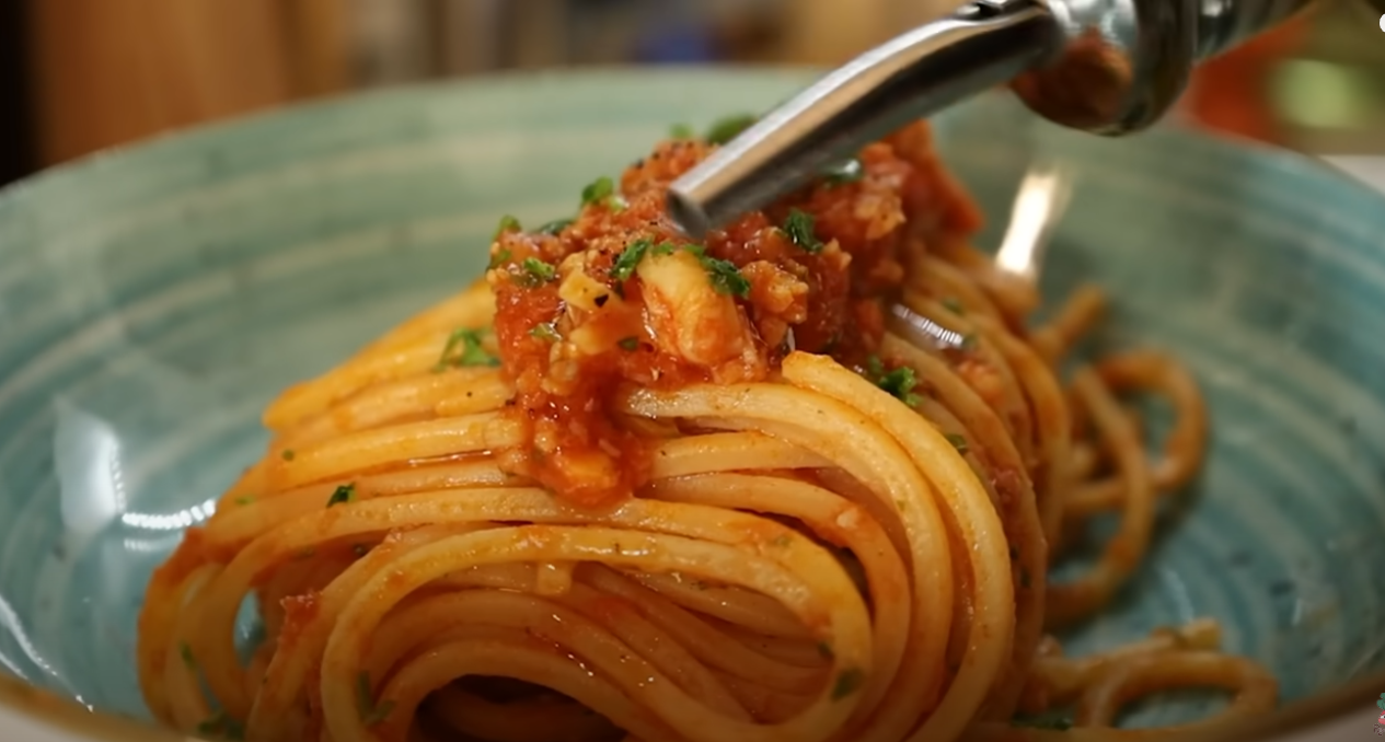 SPAGHETTI al RAGU' di PESCE