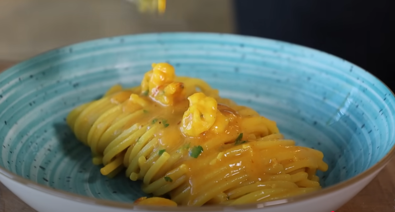 SPAGHETTI CREMOSI GAMBERI e ZAFFERANO