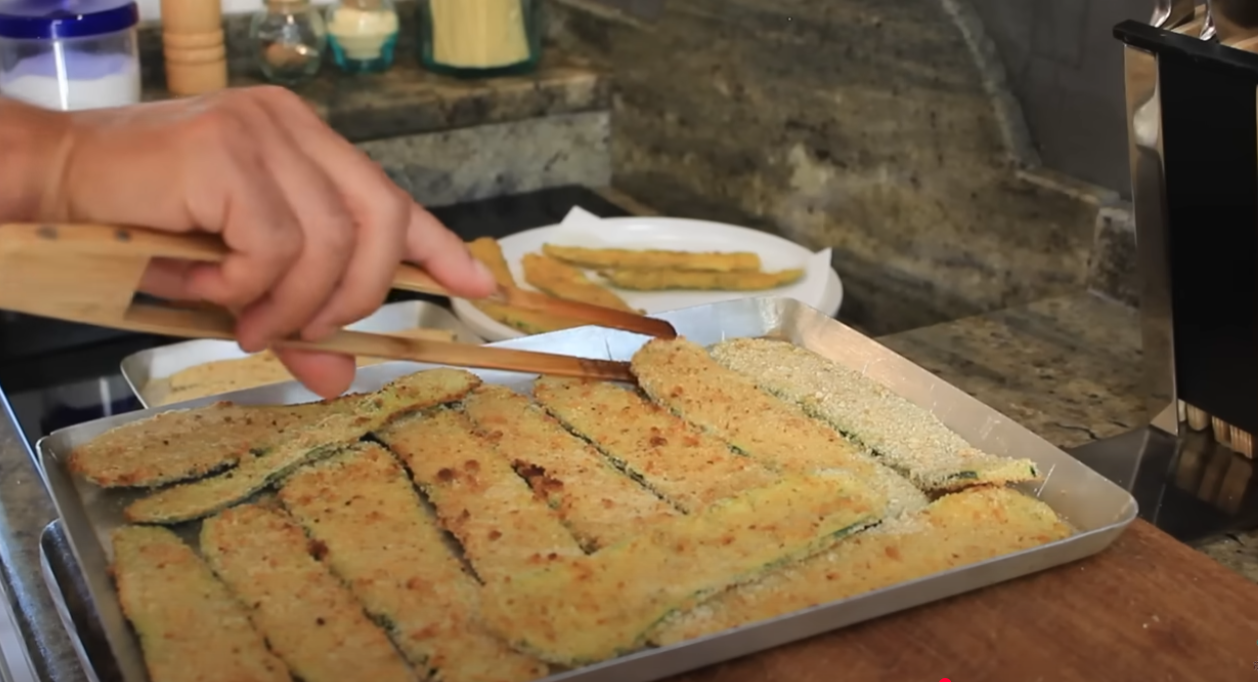 COME FAI LE ZUCCHINE PANATE FRITTE E AL FORNO