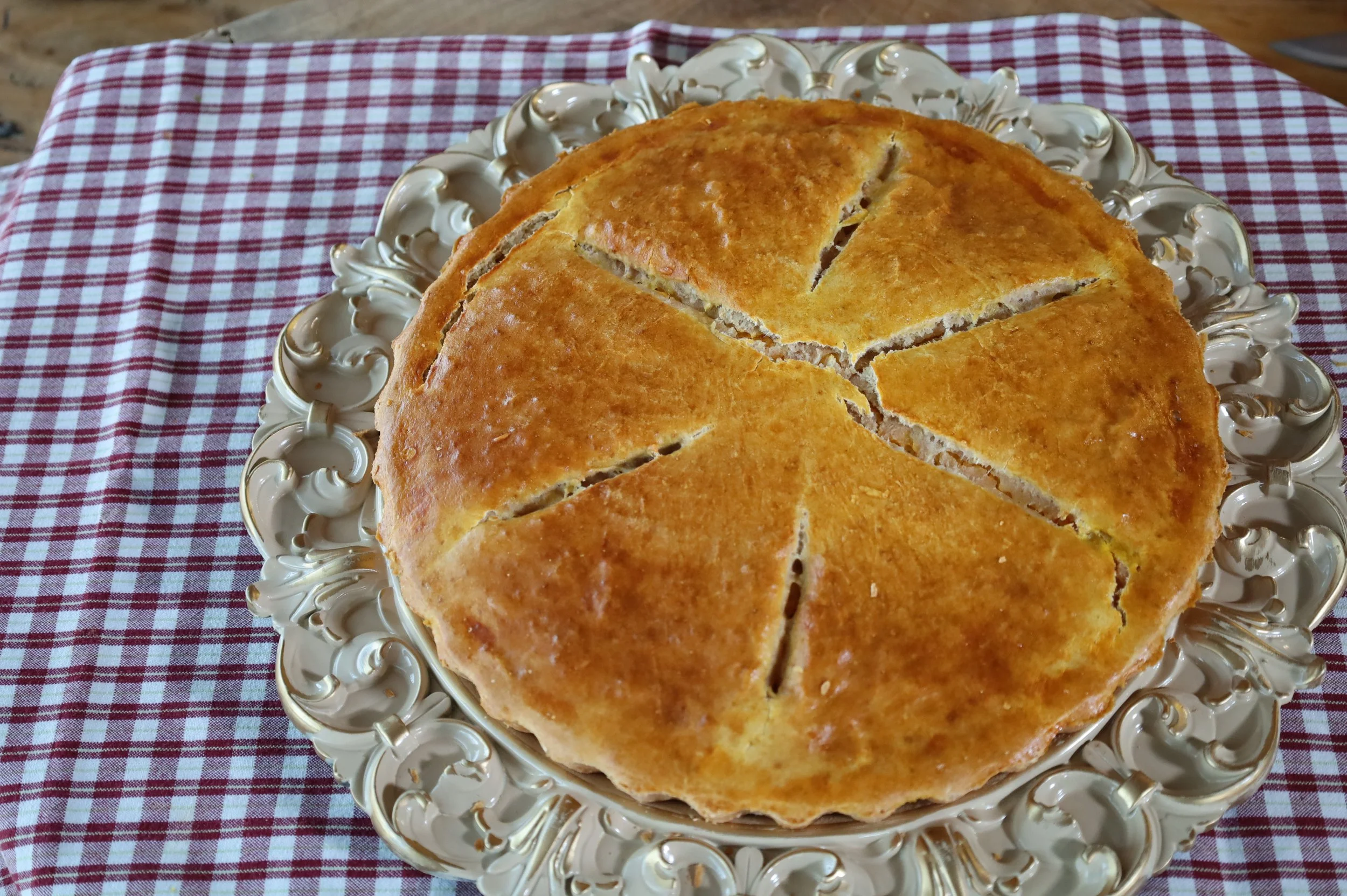 TORTA DORATA SALATA RIPIENA