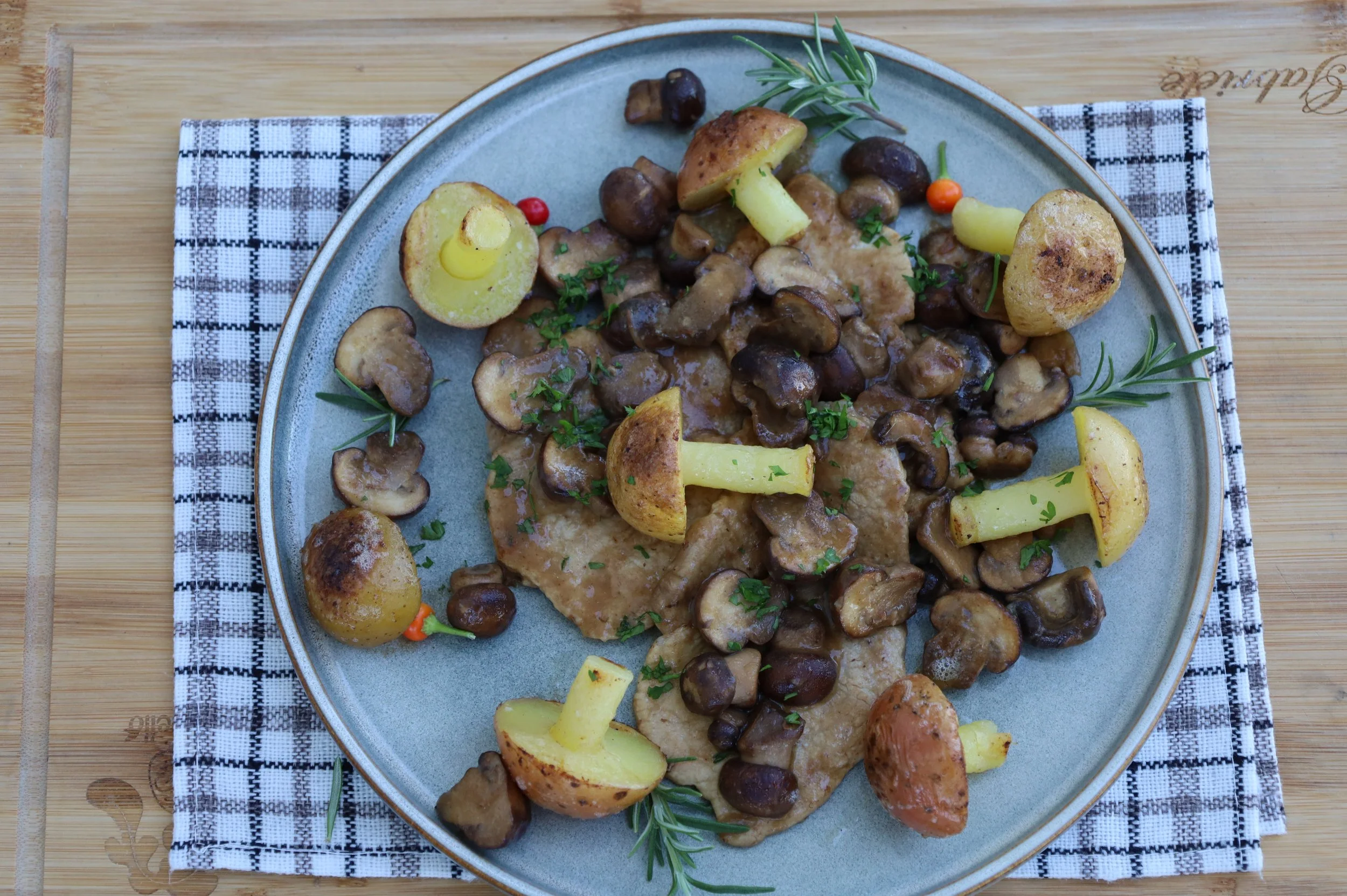 Scaloppine ai funghi e patate a funghetto