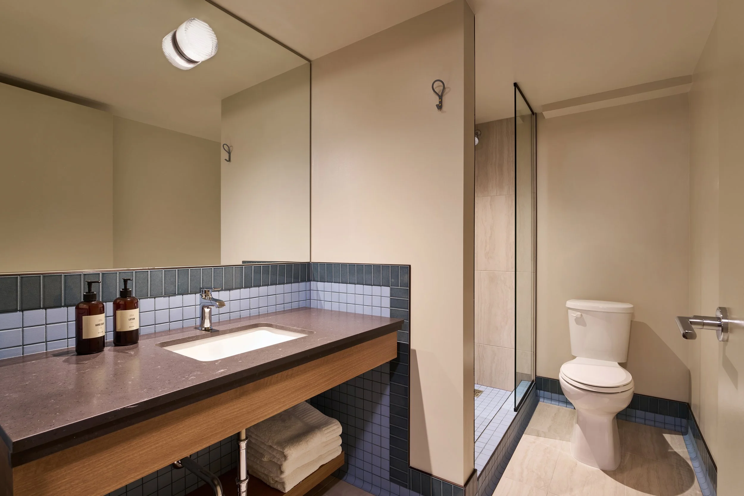 001_260317_WerkCreative_All Inn Hotel_StandardBath_Blue_72DPI.jpg