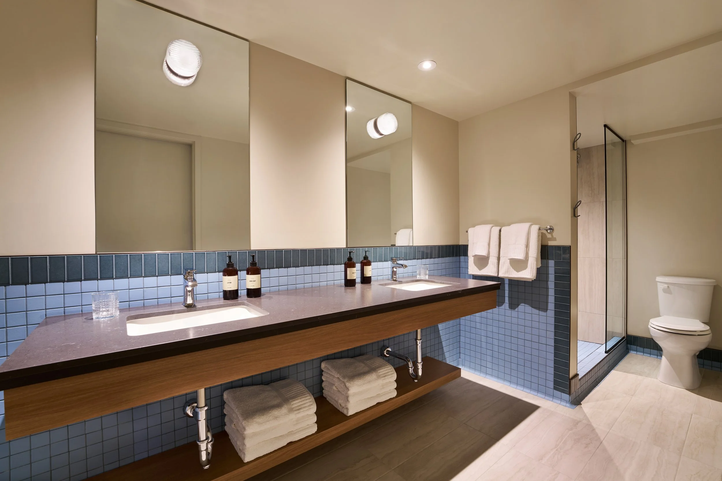 002_260317_WerkCreative_All Inn Hotel_KingSuiteBath_72DPI.jpg