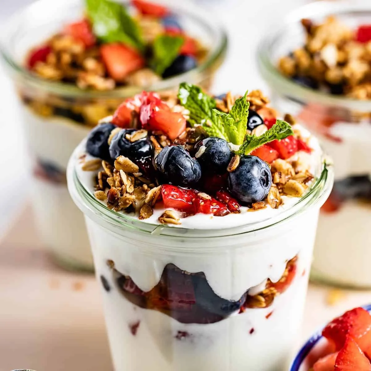 greek yogurt parfait (approx. 280 cal)