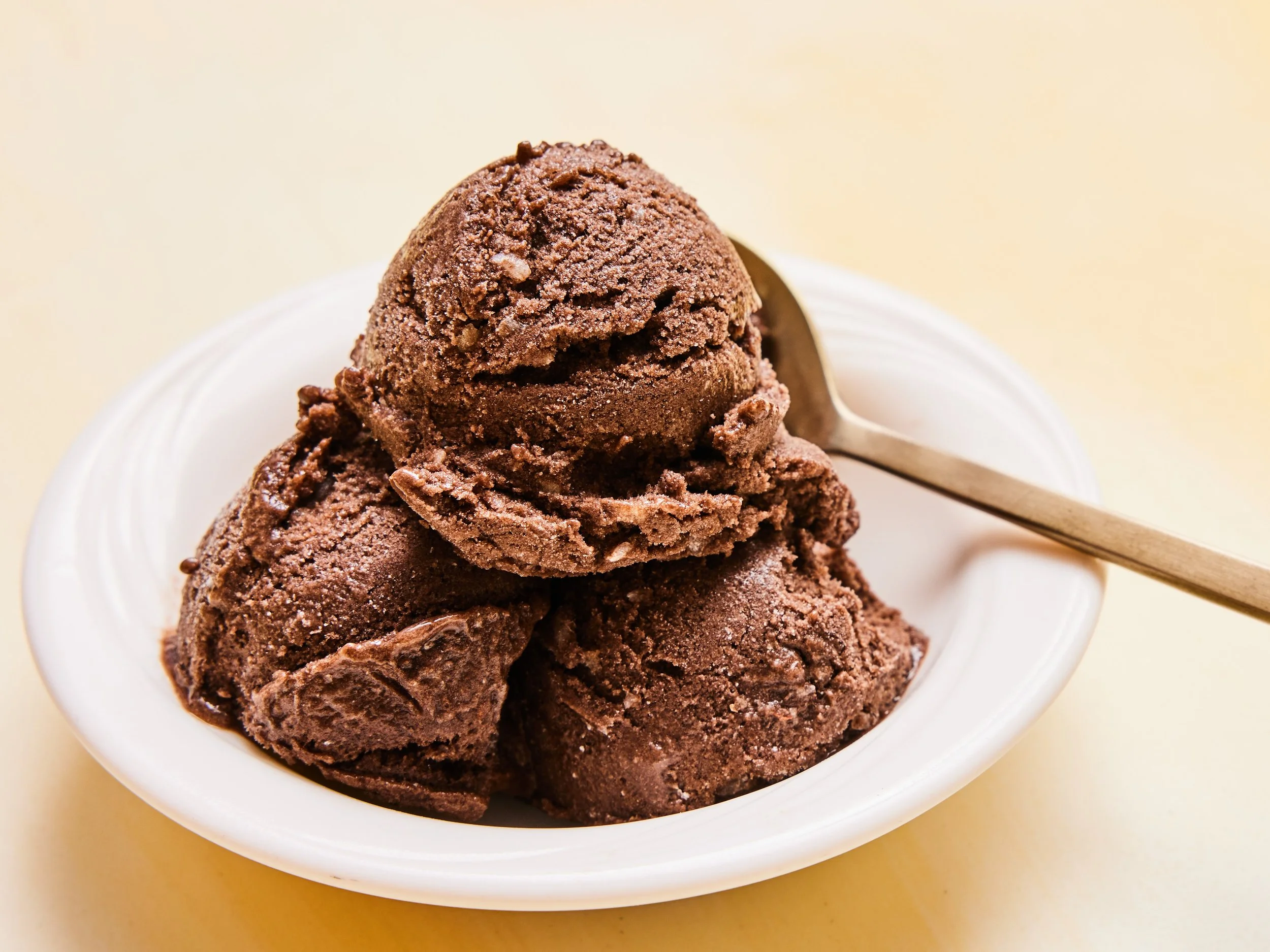 chocolate banana ice cream (approx. 160 cal)
