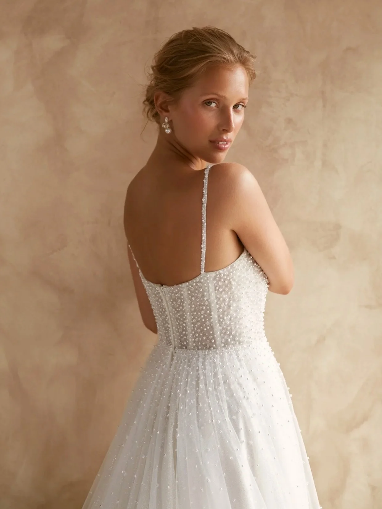 We have ✨ENYA✨ in the window this week in all of her pearl and sparkly glory 🤩

Whether snowy or sunny this is such a gorgeous option and when that light catches it it is so special! ❄️☀️

#enya #mayabellabridal #bridalinspo #bridetobe #weddingdress