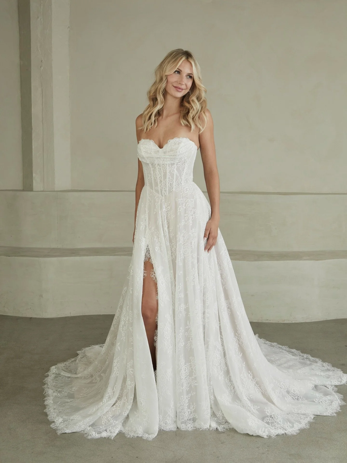 Meet Meyer 🫶🏼 

The ultimate romantic chantilly lace dress with the most flattering and special bodice ever&hellip;I&rsquo;m obsessed 🥰 

A classic sweetheart neckline with a delicate cowl, adding that extra subtle detail that I know you&rsquo;ve 