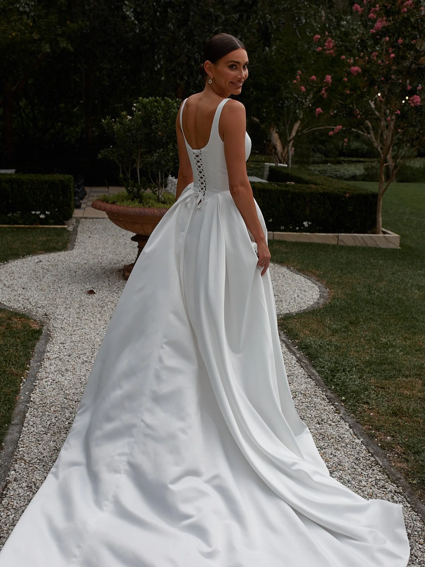 ✨CICELY✨

For the bride who wants their details to be based in the cut, the flow, the shape and corsetry 😍

#taniaolsen #corsetweddingdress #basquewaistline #lancashirebride #bridetobe