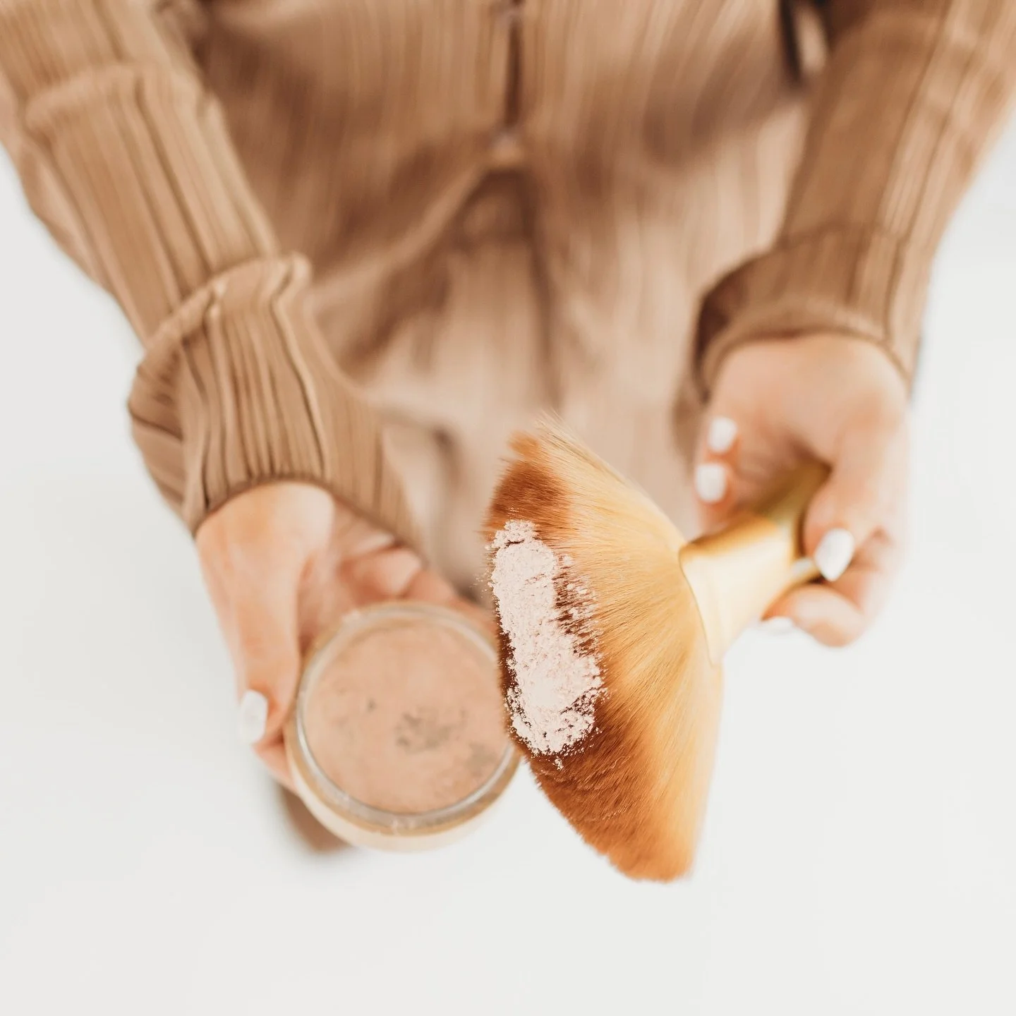 The final step in your SUNNE tan experience ☀️✨ Finishing Powder

This is where the glow gets locked in. Our ultra-light finishing powder instantly sets your tan for next-level smudge control, so you can move, lounge, and bake in your SUNNE tan with 