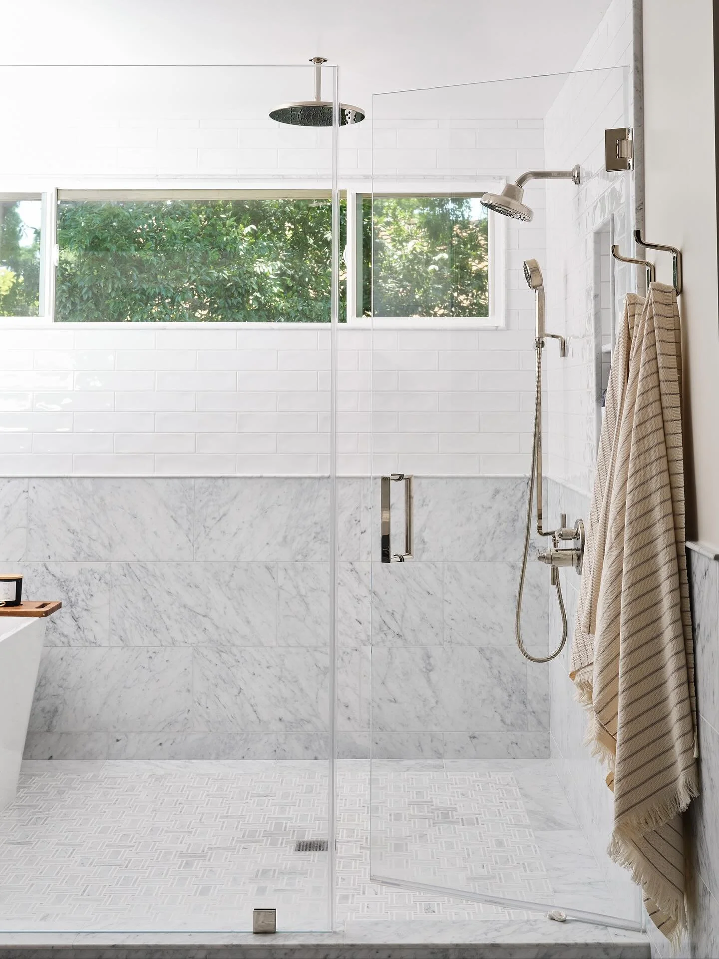 Marble + Porcelain? Heck YES you can mix &amp; I am here to show you it&rsquo;s fabulous✨

While I have you, swipe for this transformation 💁🏻&zwj;♀️

Interior Design @thirteenoak 
Photography @jessicaburke