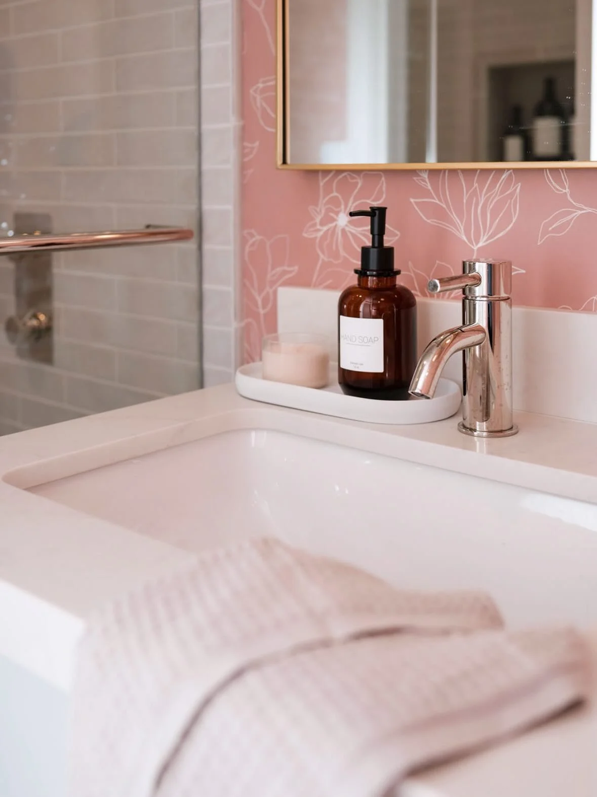 A beautiful calm bathroom because if you were doing any costuming this morning, we all know it&rsquo;s wasn&rsquo;t calm &amp; or orderly 👻

Stay Caffeinated Mamas🎃

Interior Design @thirteenoak 
Photography @christinafrancesca