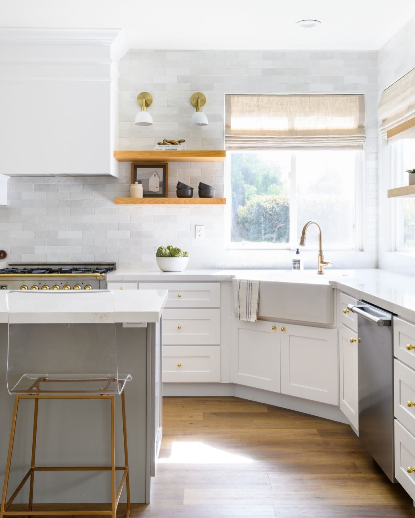 Designing kitchens that invite you to linger. From morning coffee to late-night conversations, this space was built for living.

Craving a space like this? Fill out our inquiry form to start your own design journey.

Interior Design @thirteenoak 
Pho