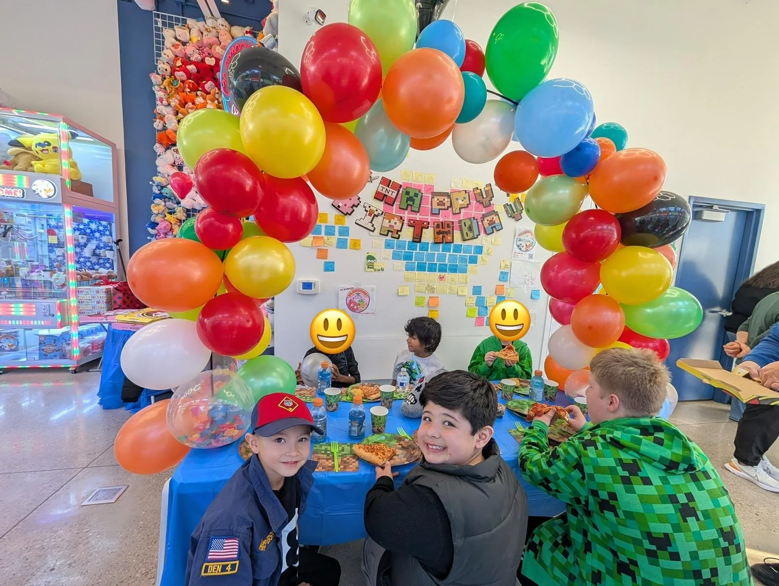 Pizza party with balloon arch