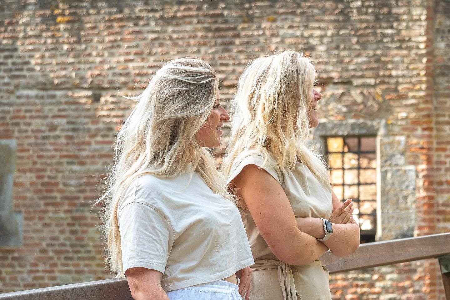 Deze twee zussen trouwen! 

Wij zijn Esther en Marieke, vanaf nu beter bekend als &ldquo;De Twee Zussen &bull; Trouwen&rdquo; 
 
Komende tijd gaat deze feed gevuld worden met wat we doen, waar we voor staan en&hellip; een gave opstart give-away! 

To