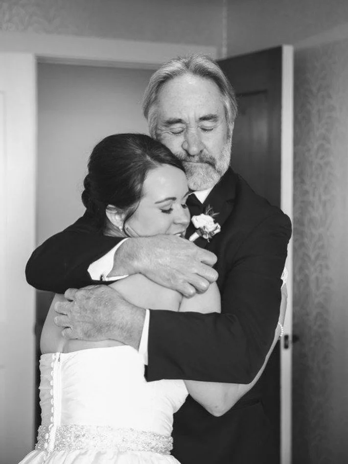 D&eacute; tip die we elke keer weer terugzien bij bruiloften:

Plan nooit elk detail. 
Laat ruimte tussen momenten.

Juist daar gebeuren de mooiste dingen, zoals deze! 

#trouwen #bruiloft #dtzt