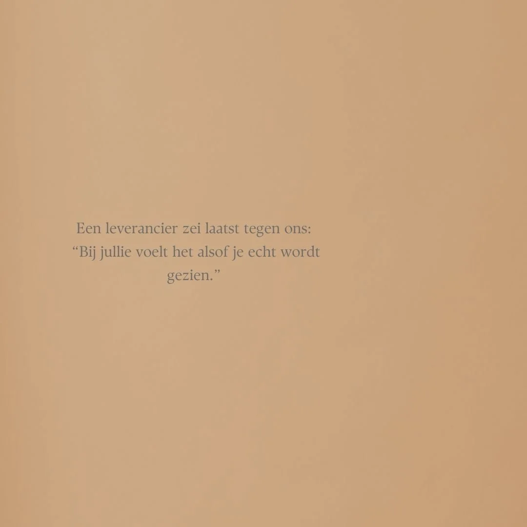 Niet beoordeeld, niet afgevinkt. Maar gezien voor wie je bent en hoe je werkt.
Ons netwerk is bewust klein en uitsluitend toegankelijk voor onze bruidsparen. Juist daarom kijken we verder dan werk alleen. We letten op houding, samenwerking en of iema