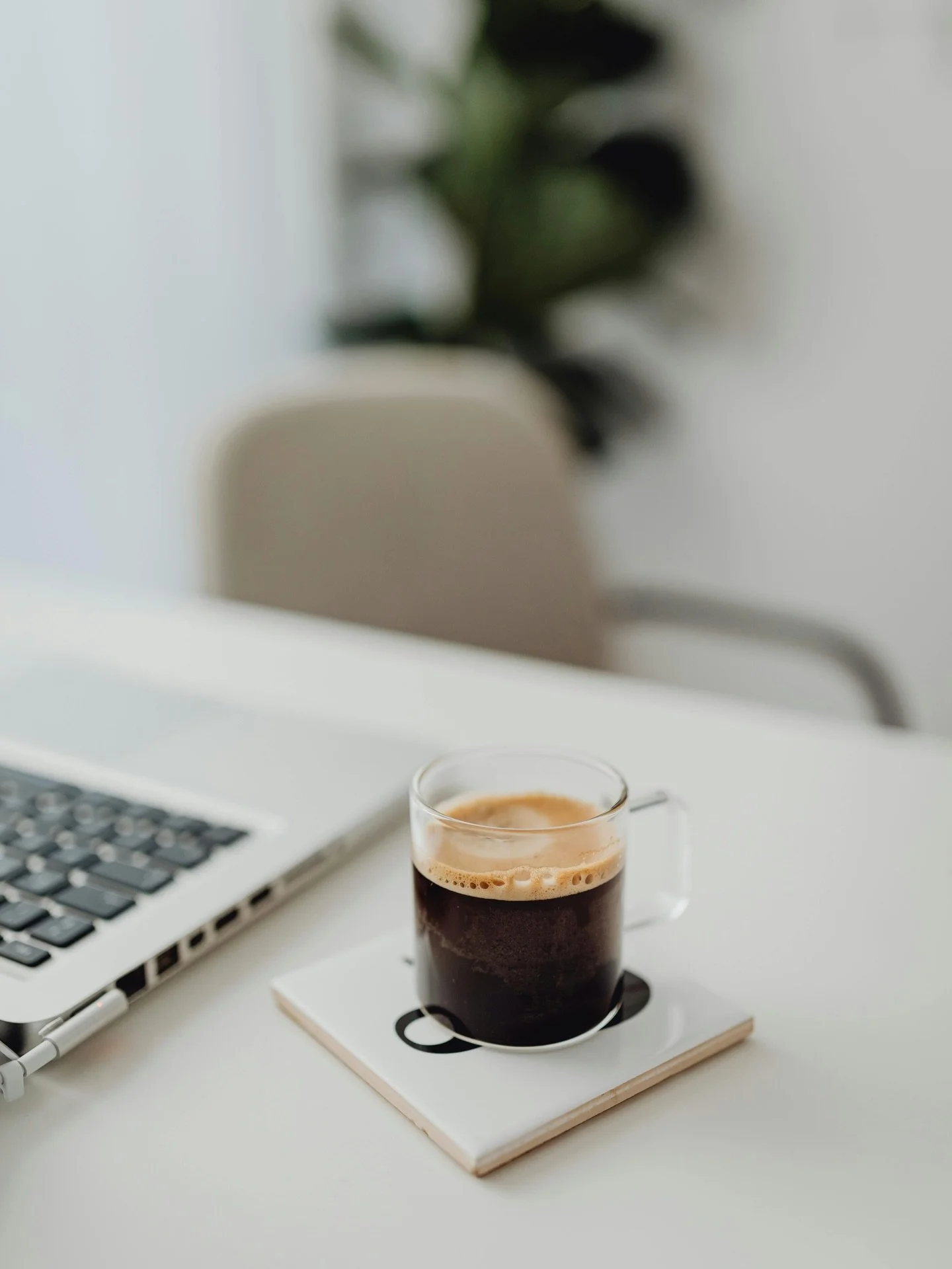 Na een eerste gesprek voelt het ineens overzichtelijk.
Niet omdat alles vastligt, maar omdat er richting is. Omdat keuzes kleiner worden zodra iemand met ervaring meekijkt. Dat moment, waarin rust ontstaat, is vaak het begin van vertrouwen.